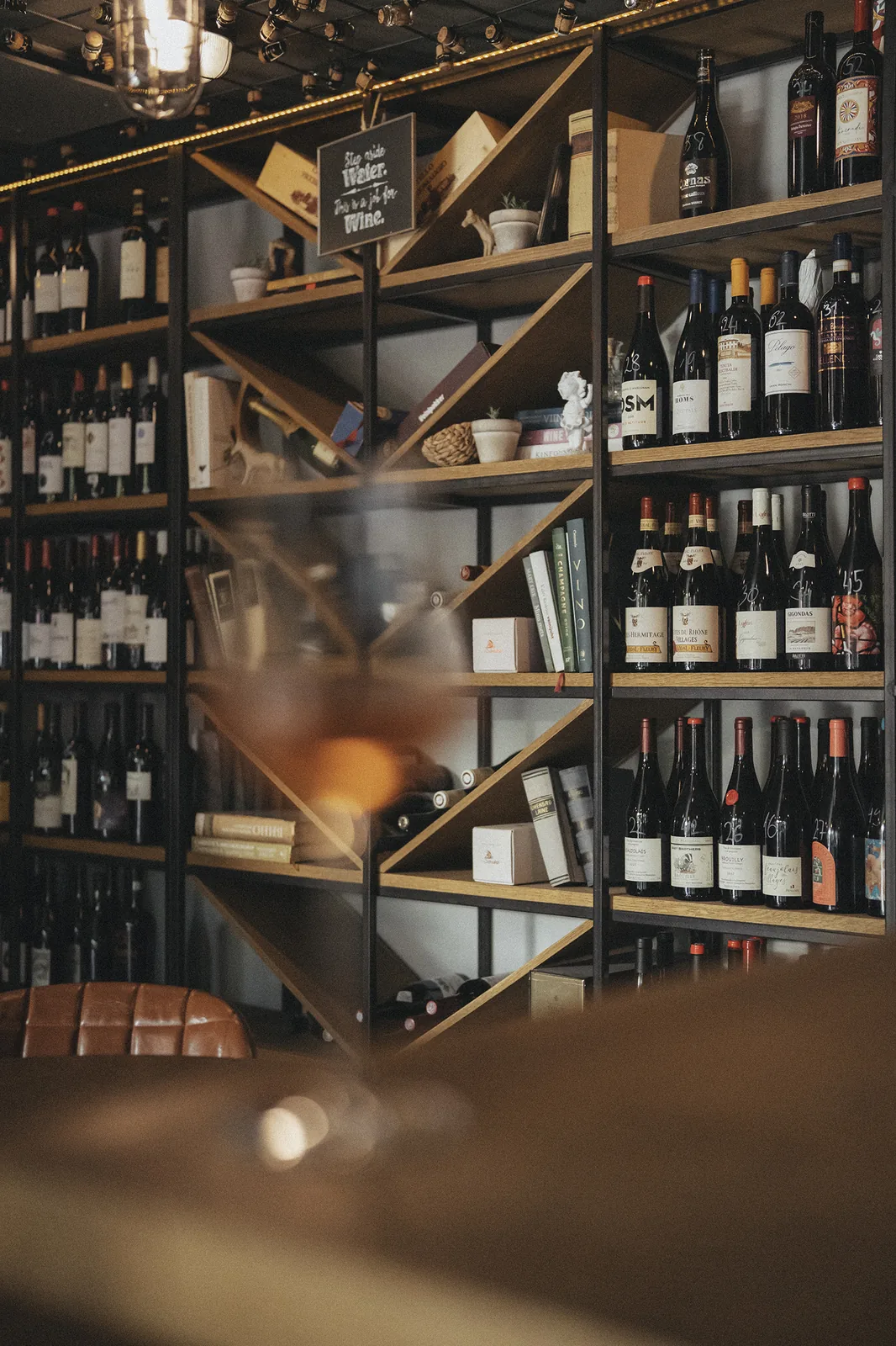 Veiniriiulid ja klaas Time to Wine'is